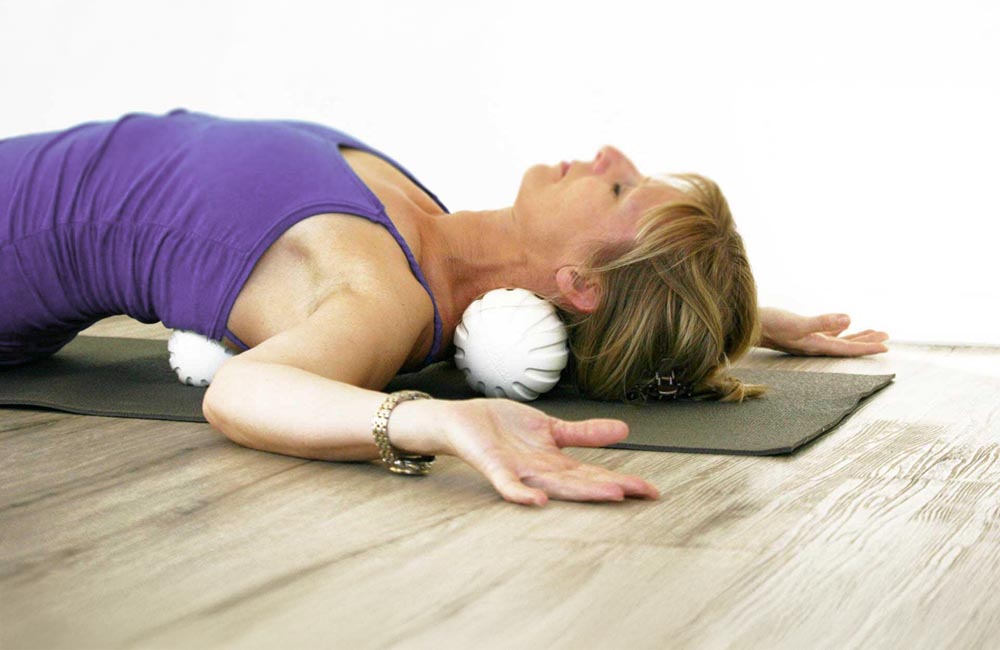 Übung mit den Ballance-Bällen zur Rückenstärkung