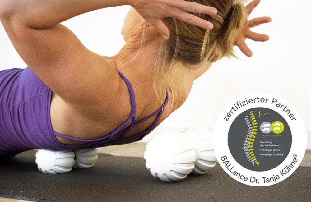 Übung mit den Ballance-Bällen zur Rückenstärkung