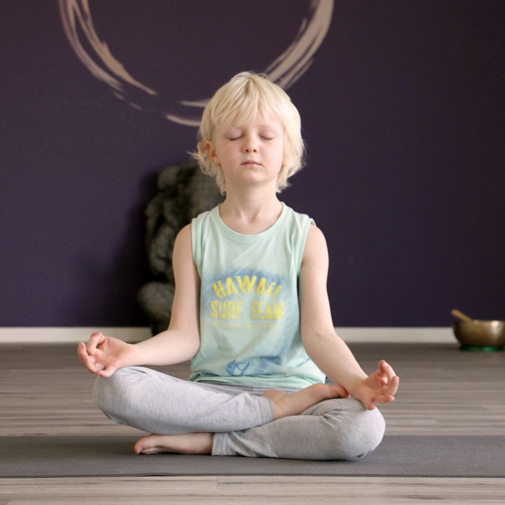 Kinder trainieren durch einfach Übungen fokussierter und gelassener zu werden.