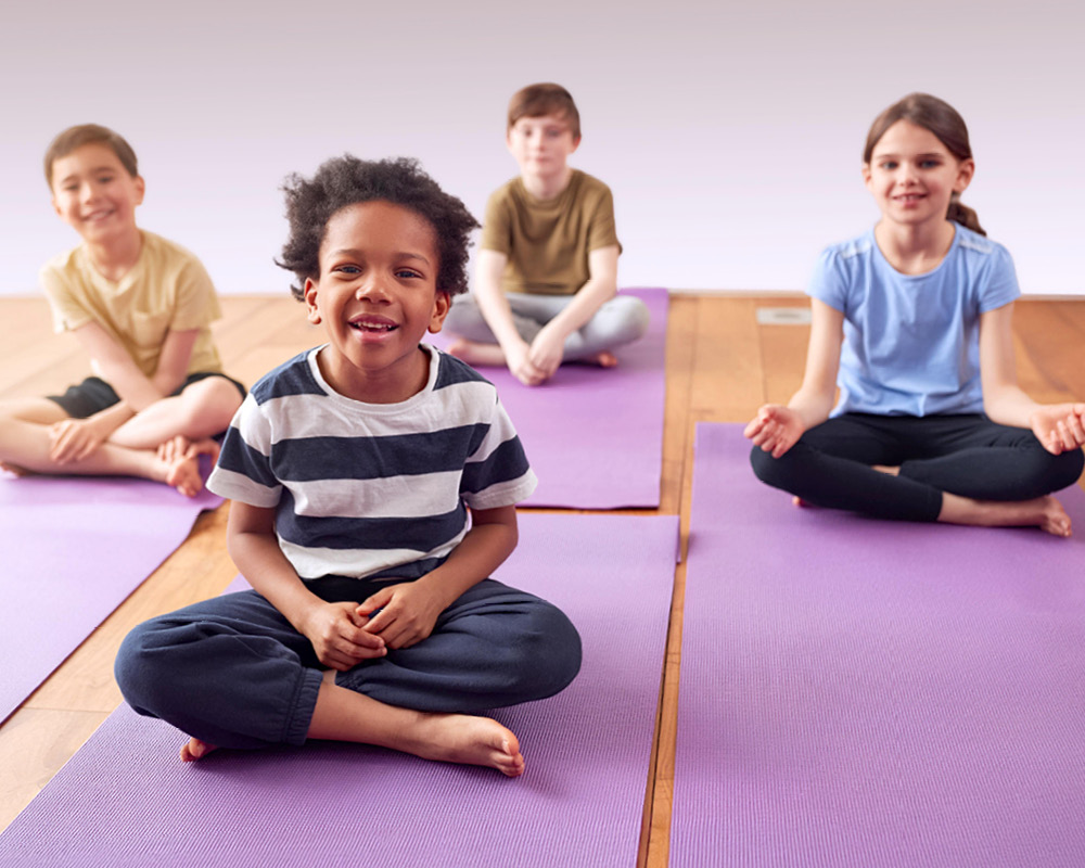 Kinder haben Spaß im Yogaunterricht