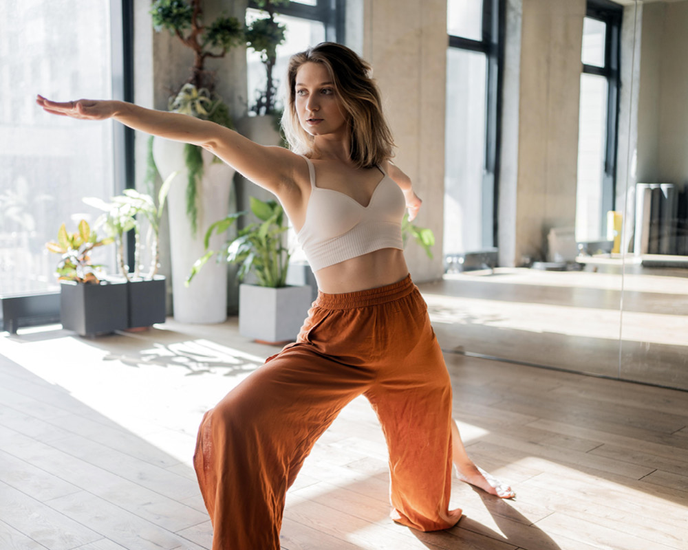 Eine junge Frau zeigt eine Yogaübung